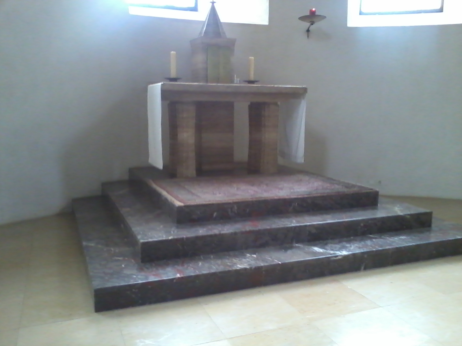 autel-emmarchement-pierre