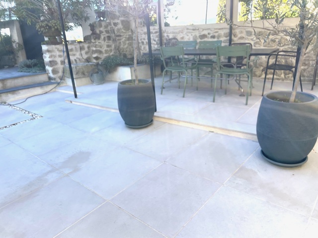 dallage-amenagement-terrasse-exterieur-pierre-comblanchien-drome-provence-france-sur-mesure