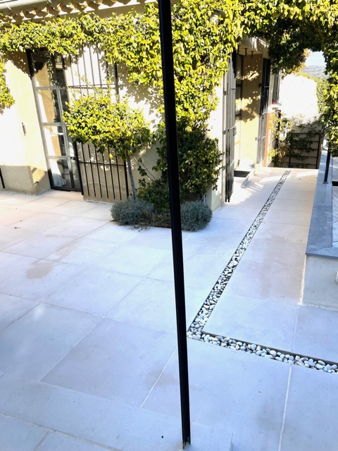 dallage-terrasse-exterieur-pierre-comblanchien-drome-provence-france-sur-mesure