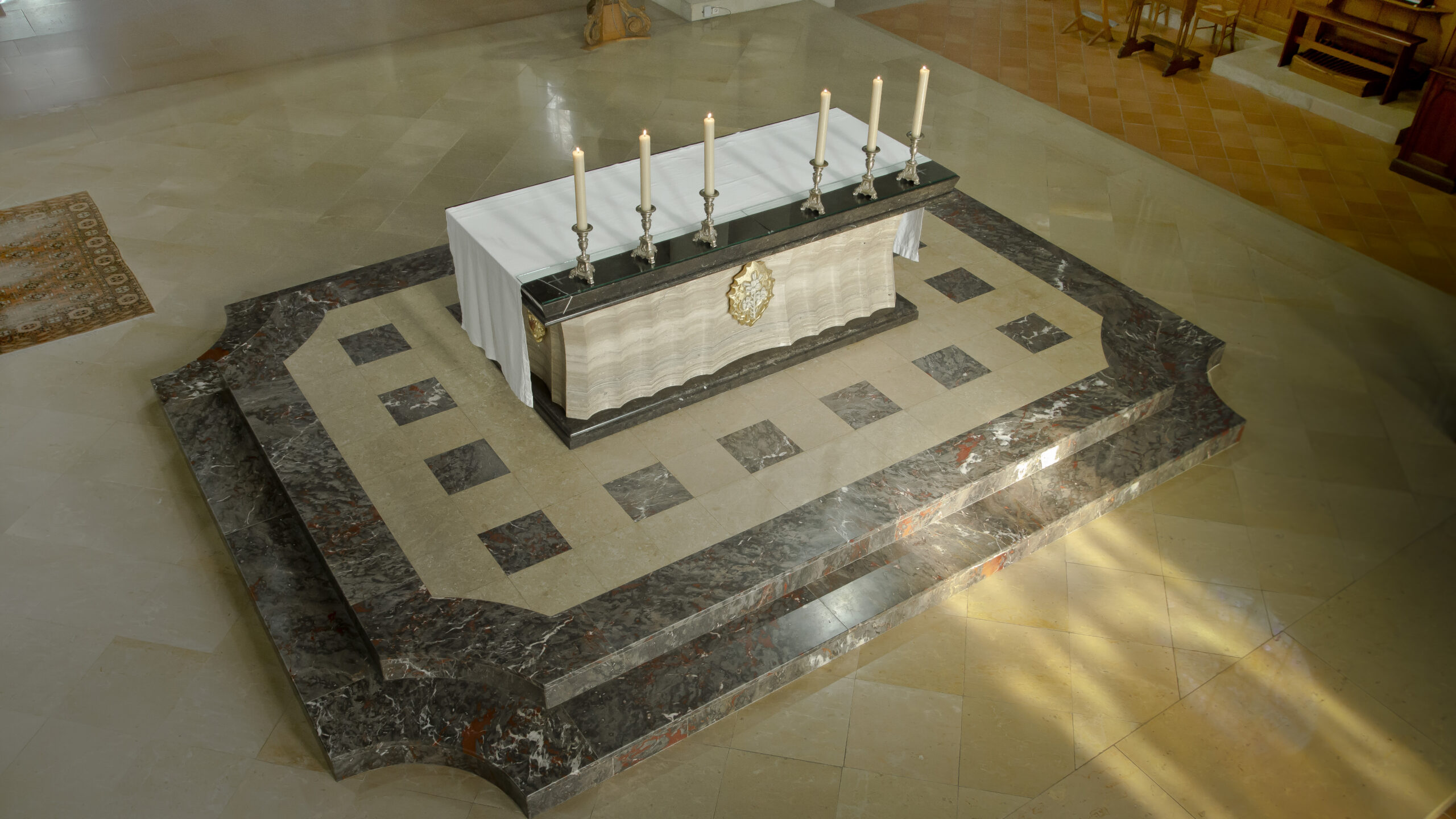 emmarchement-autel-monastere