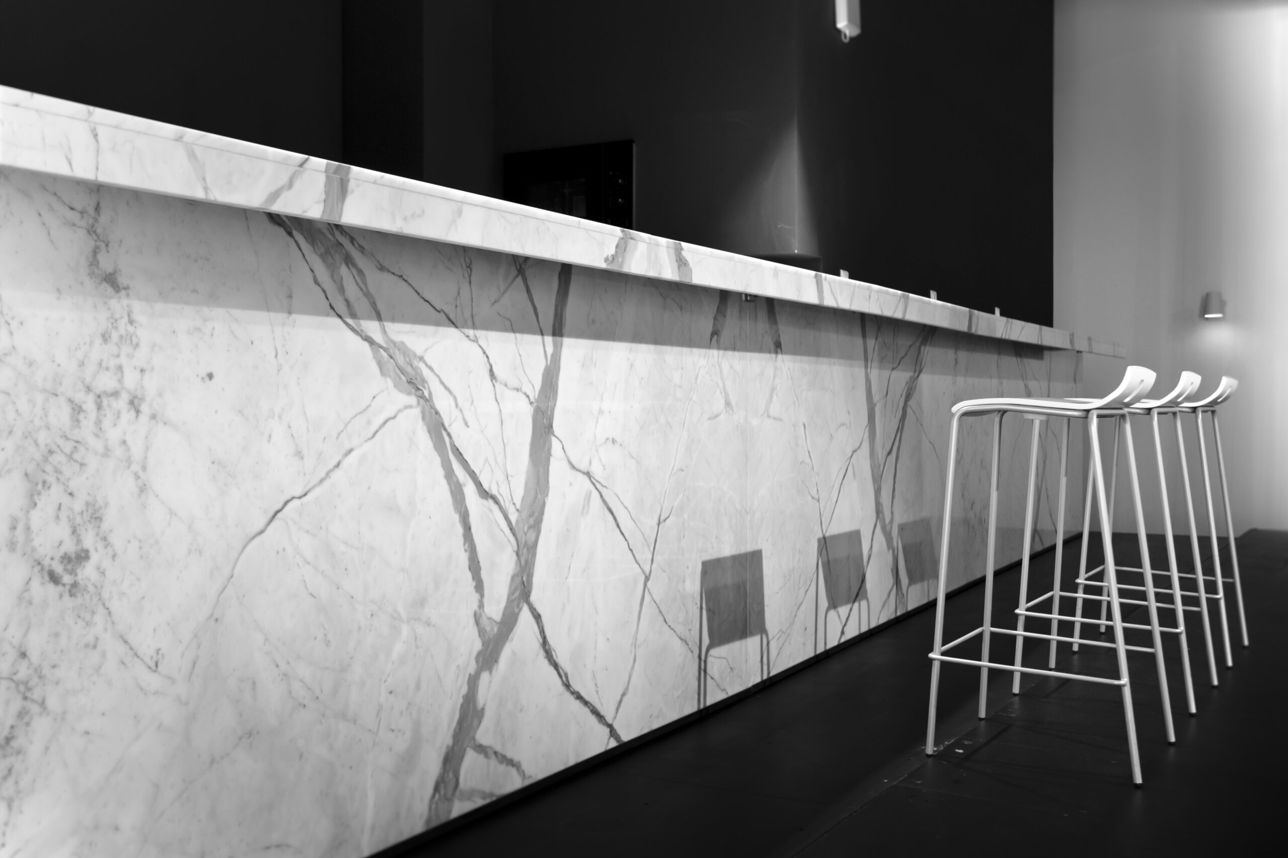 ilot-amenagement-marbre-blanc-carrare-moderne