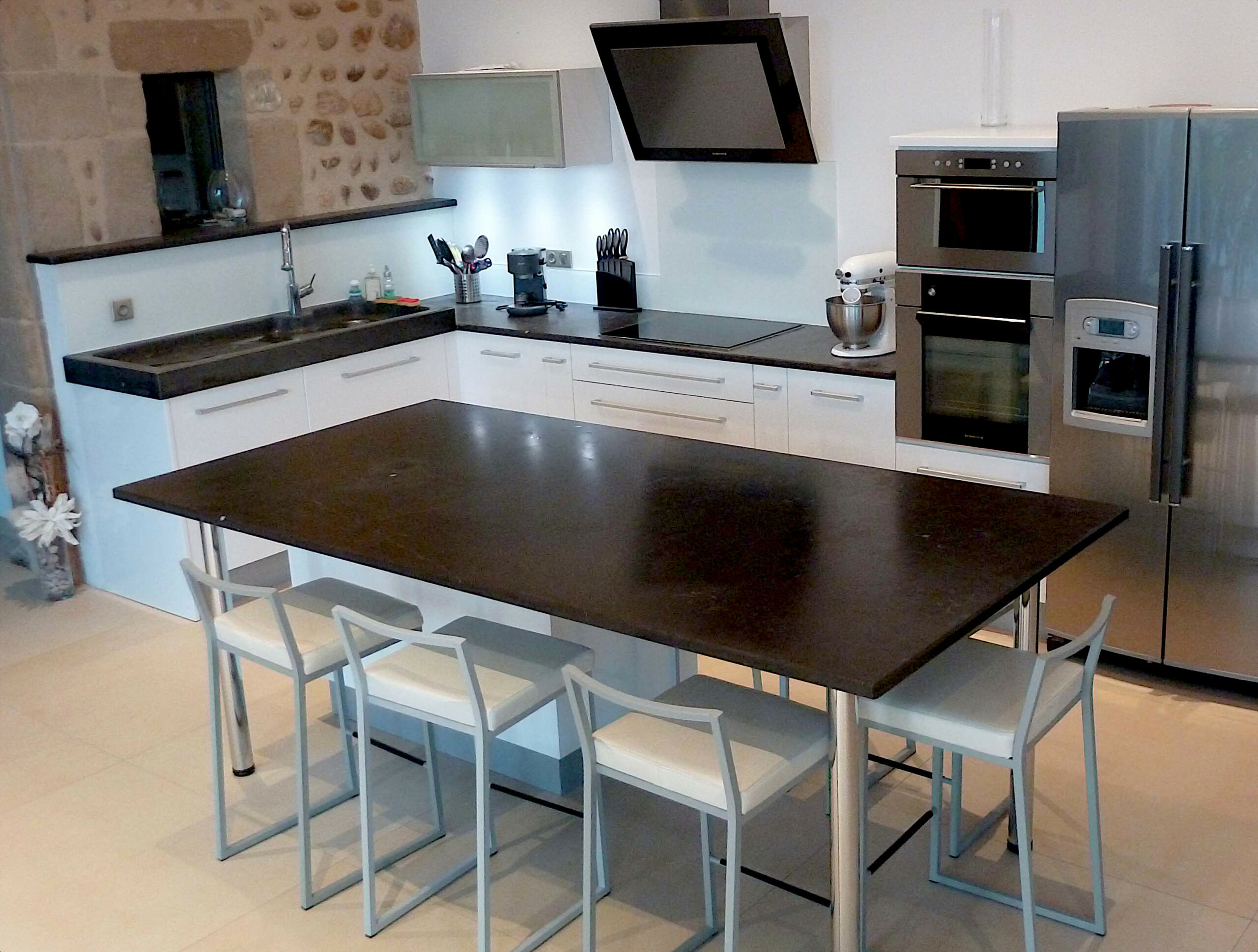 ilot-central-pierre-moderne