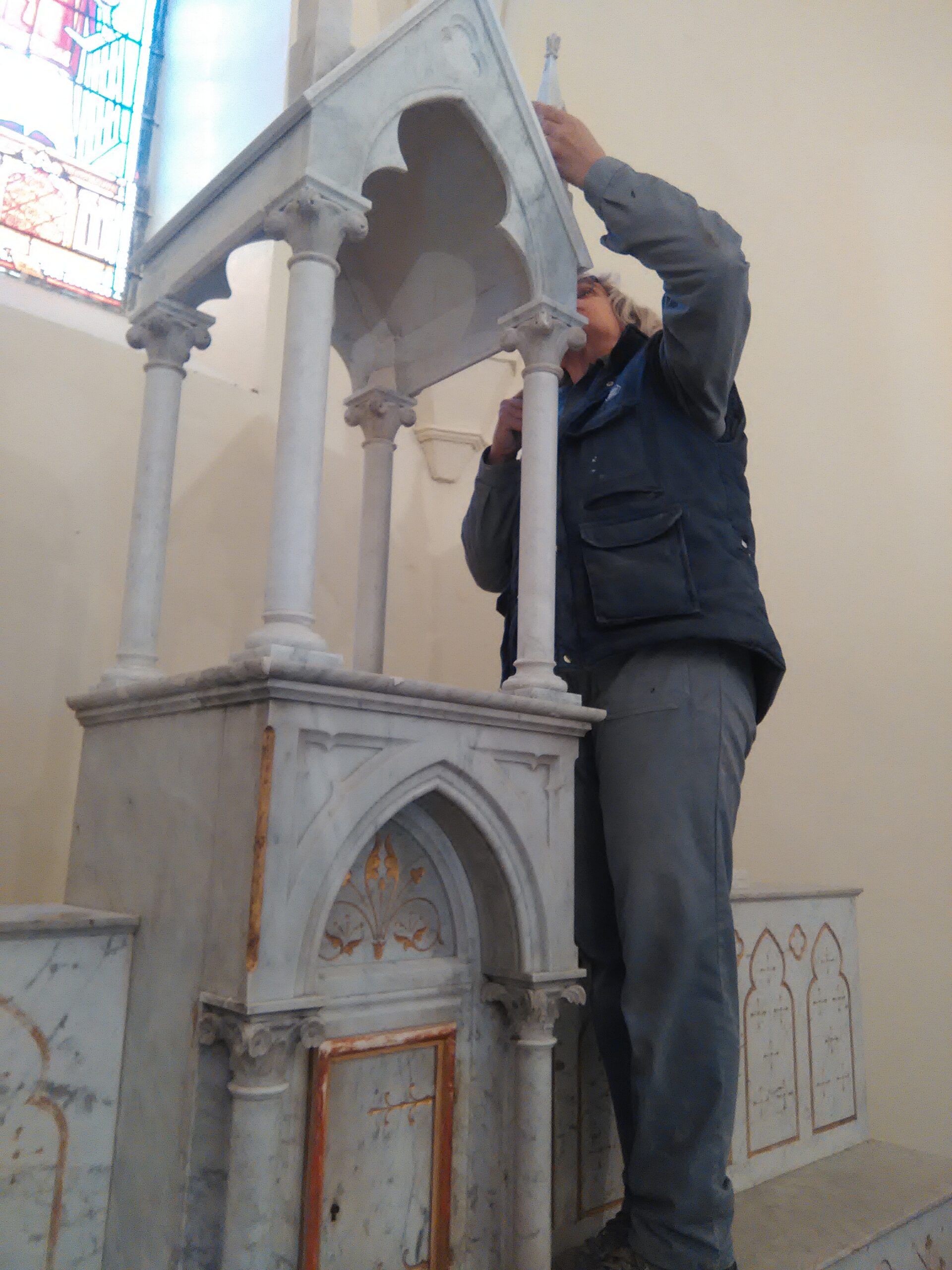 restauration-autel-marbre-blanc